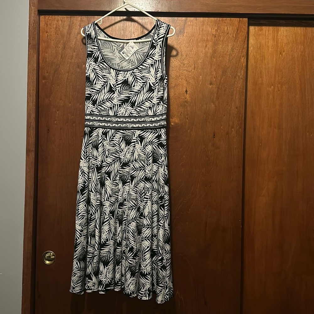 Max studio Size M beautiful black and white print summer dress